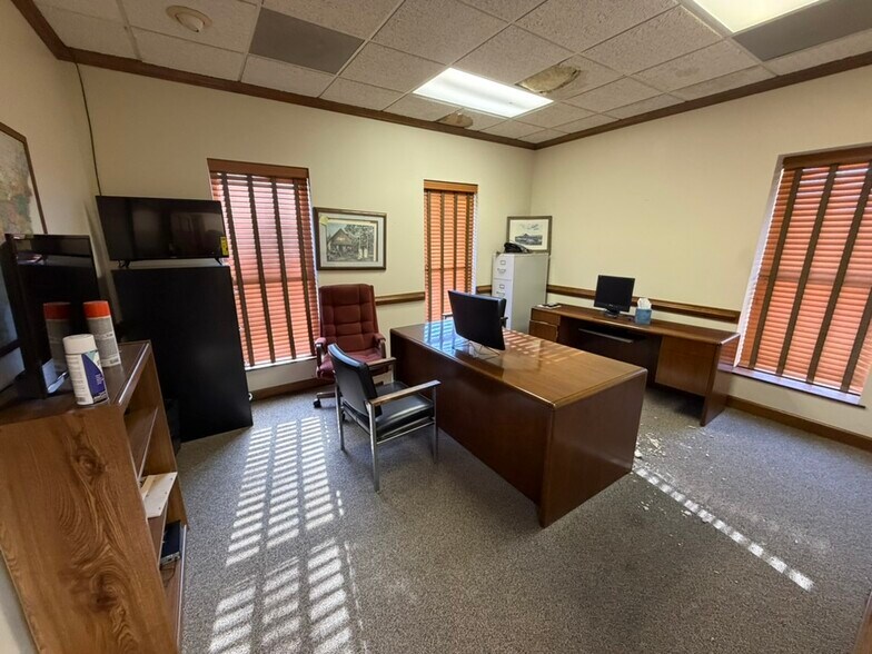 More Photos Of 1950 Collins Blvd, Austell Service For Lease