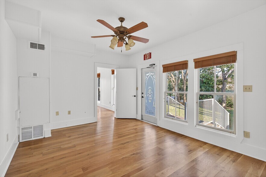More Photos Of 119 Avenue G, Marble Falls Office For Sale