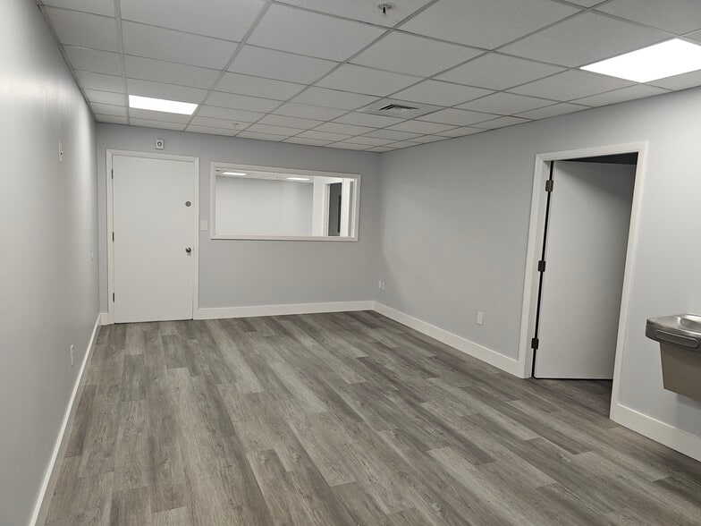 More Photos Of 101 Industrial Dr, Bristol Distribution For Lease