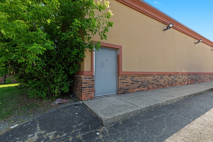 More Photos Of 192 S Main St, Mount Clemens Freestanding For Sale