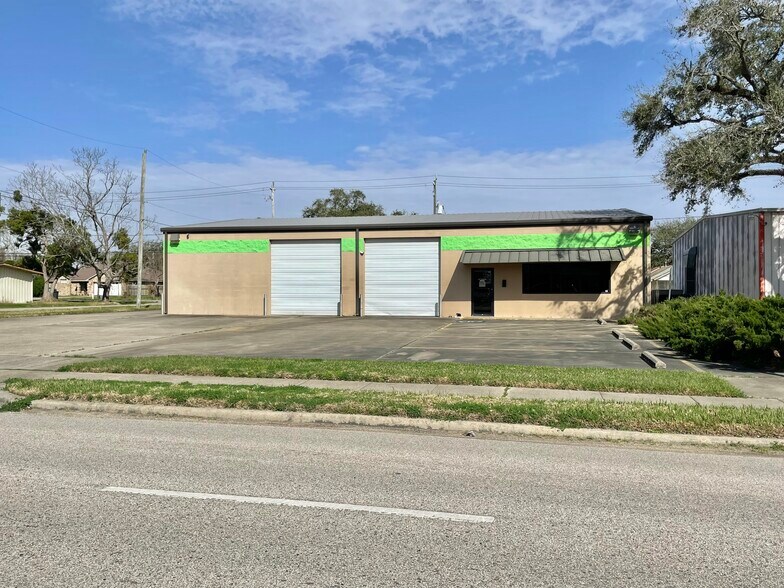 More Photos Of 500 E Plantation Dr, Clute Warehouse For Sale