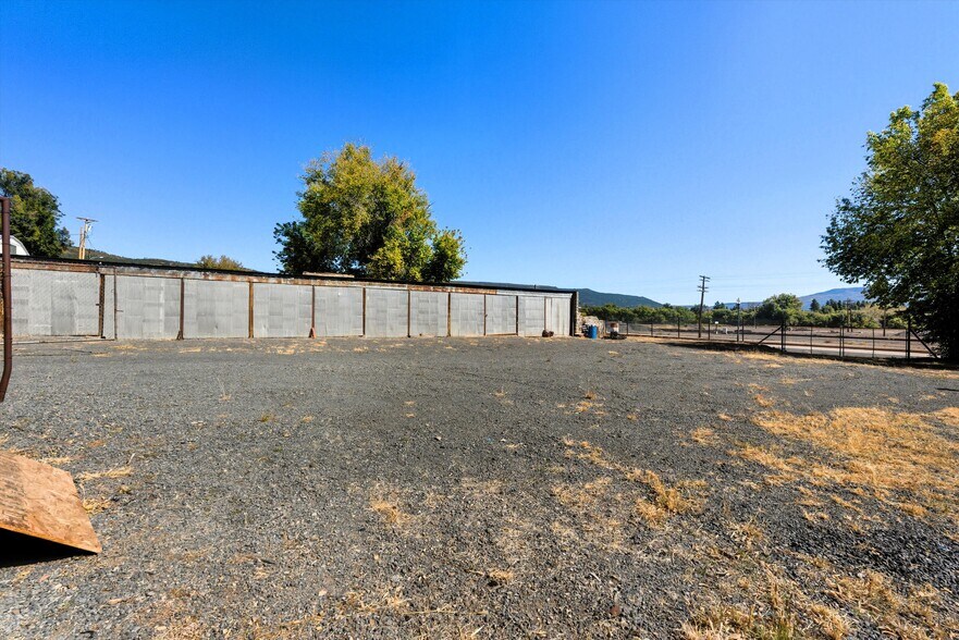More Photos Of 201 N 2nd St, Raton Auto Repair For Sale