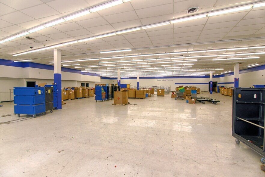 More Photos Of 1104 Greenville Ave, Staunton Storefront For Lease