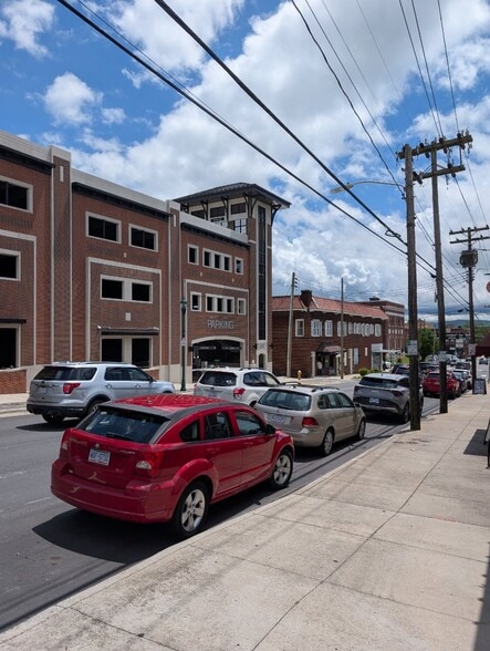 More Photos Of 437 N Church St, Hendersonville General Retail For Lease