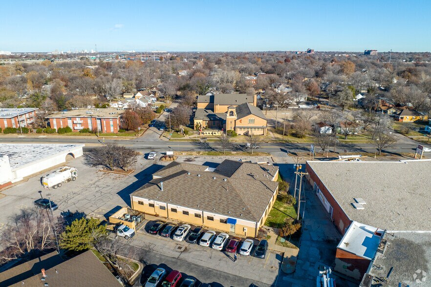 More Photos Of 2535 E Lincoln St, Wichita Medical For Lease