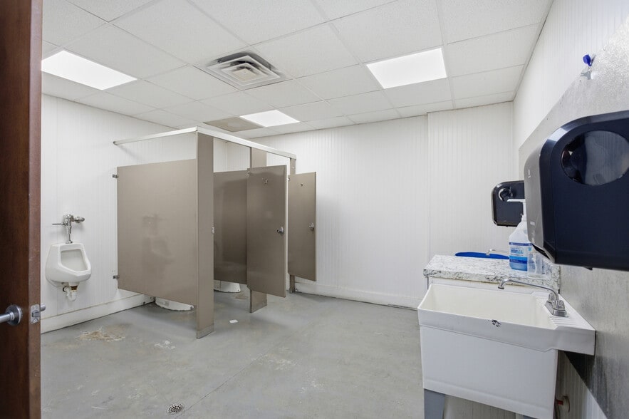 More Photos Of 810 Shiloh Rd, Piedmont Warehouse For Sale