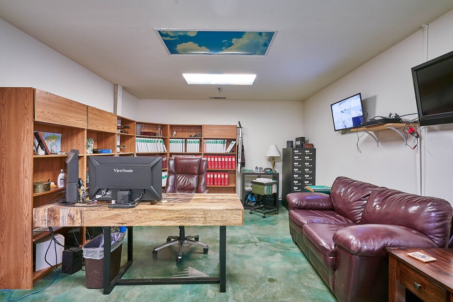 More Photos Of 590 S Grand Ave, San Jacinto Service For Sale