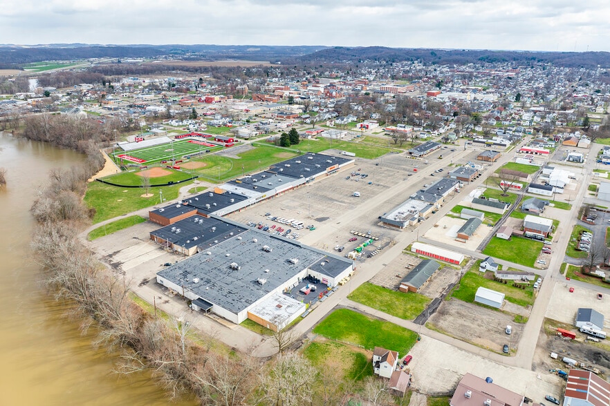 More Photos Of 300-499 Downtowner Plz, Coshocton General Retail For Sale