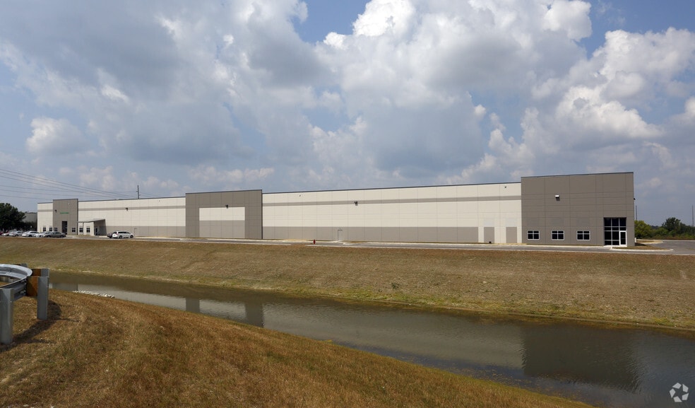 More Photos Of 8421 Bearing Dr, Indianapolis Warehouse For Lease