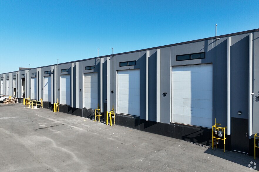 More Photos Of 120 Norfinch Dr, Toronto Manufacturing For Sale