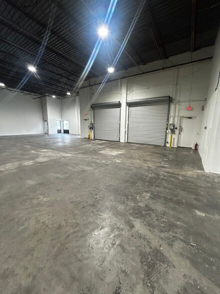 More Photos Of 5501-5519 Pioneer Park Blvd, Tampa Unknown For Lease