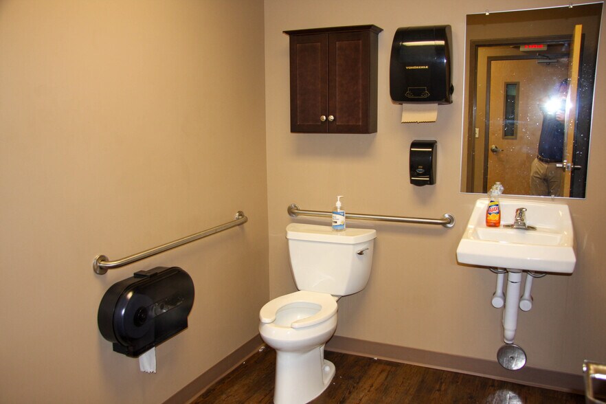 More Photos Of 1301 Government St, Pensacola Flex For Sale