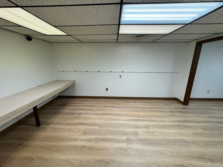 More Photos Of 132 Main St, Southington Bank For Lease