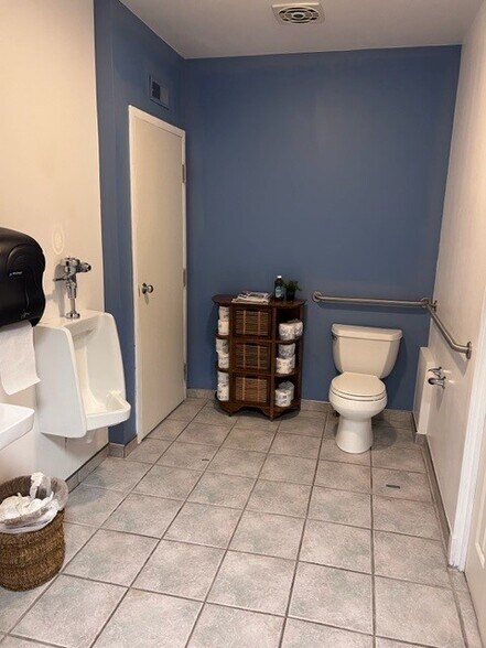 More Photos Of 2407-2417 Lancaster Ave, Wilmington Office Residential For Lease