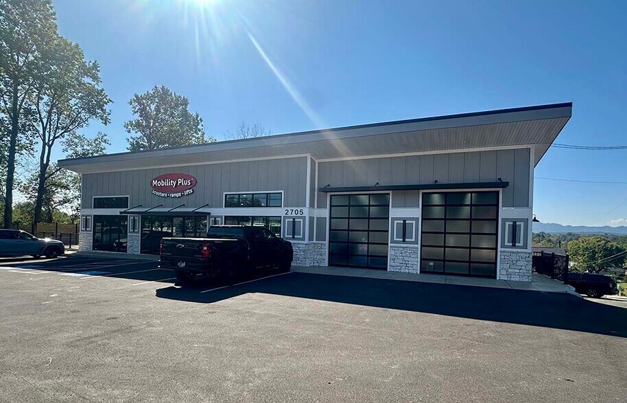 More Photos Of 2705 W Market St, Johnson City General Retail For Lease