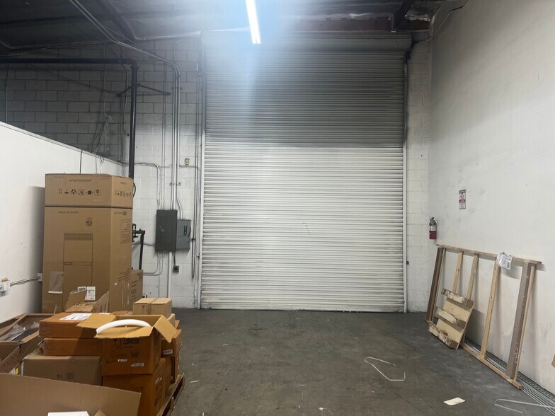 More Photos Of 373 W Palmer Ave, Glendale Warehouse For Lease