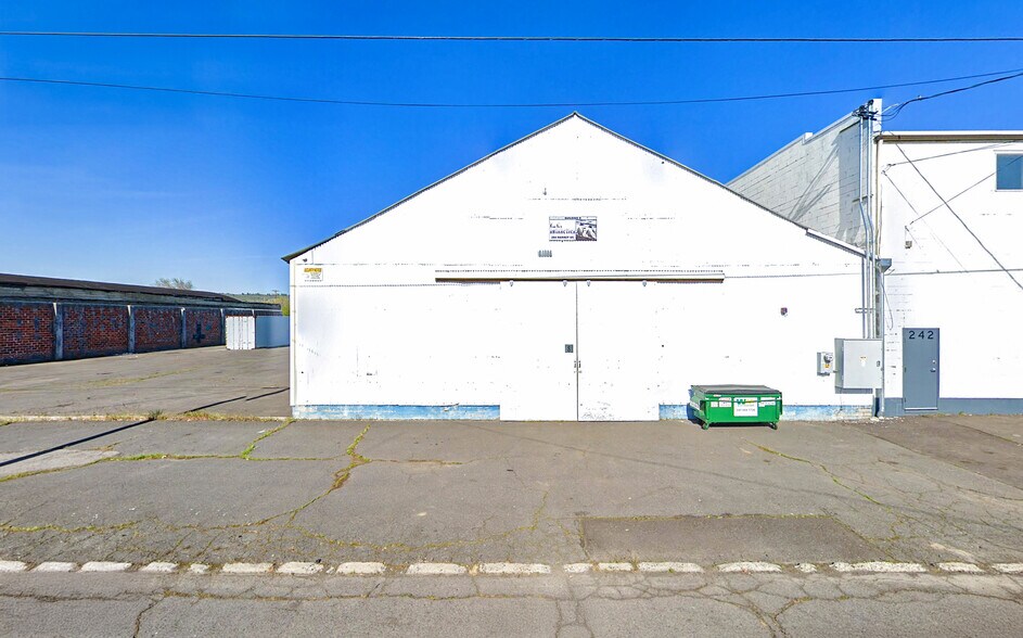 More Photos Of 242/284/292 Market St, Klamath Falls Manufacturing For Sale