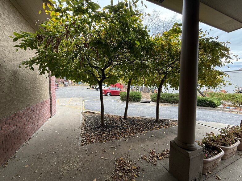 More Photos Of 207 SE Third St, Lee's Summit General Retail For Lease