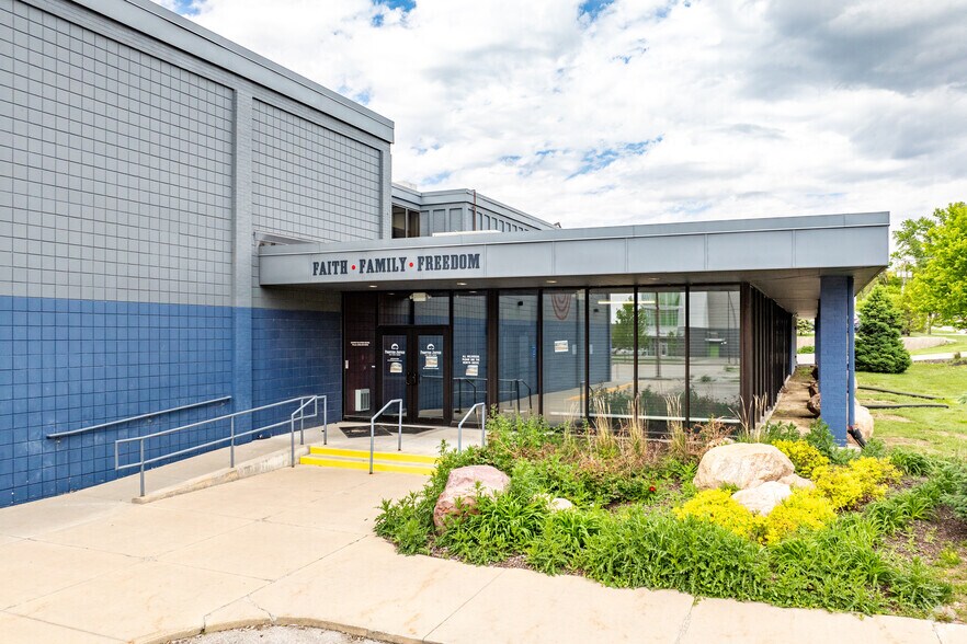 More Photos Of 2828 S 82nd Ave, Omaha Showroom For Sale