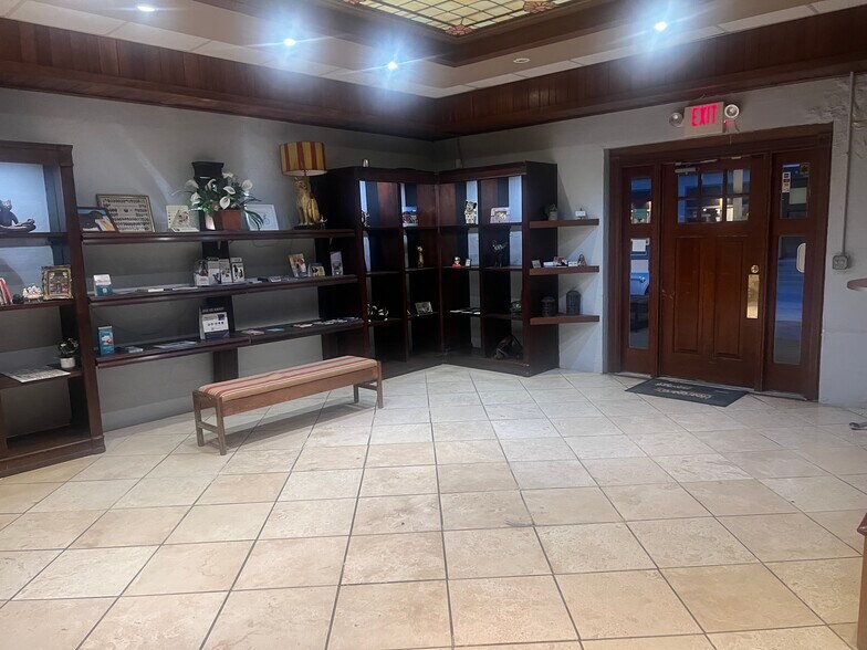 More Photos Of 910 Race St, Cincinnati Storefront Retail Office For Lease