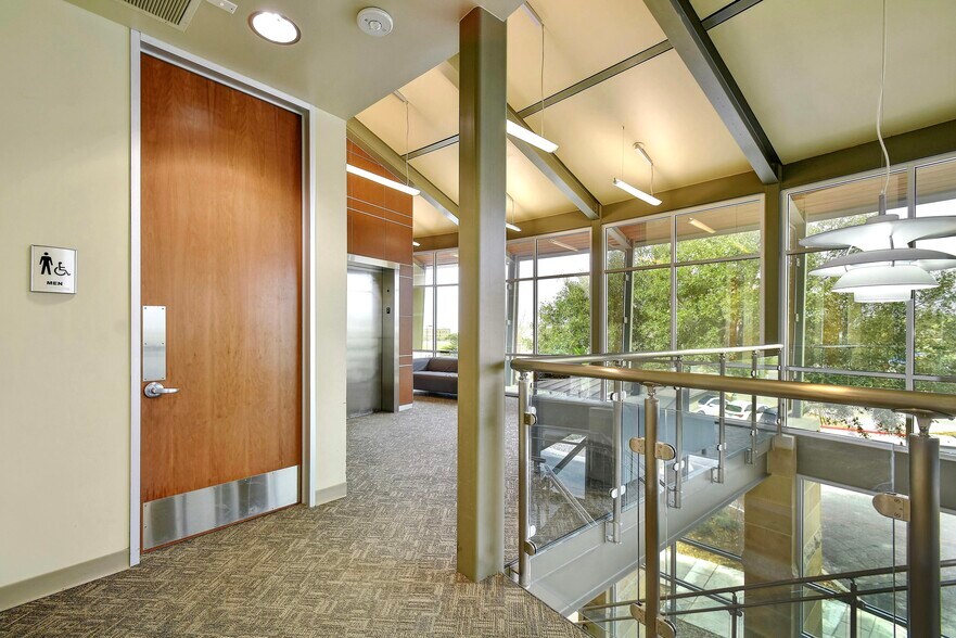 More Photos Of 9910 Huebner Rd, San Antonio Office For Sale