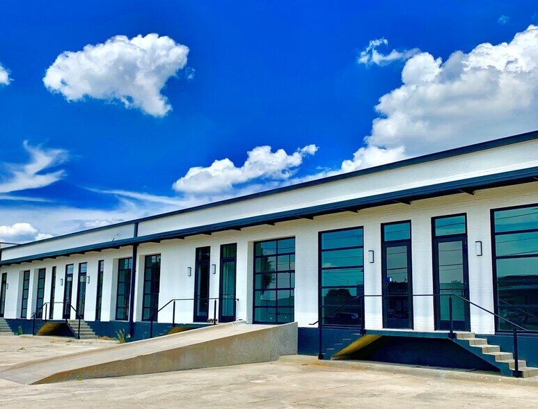 More Photos Of 4744 Gretna St, Dallas Showroom For Lease