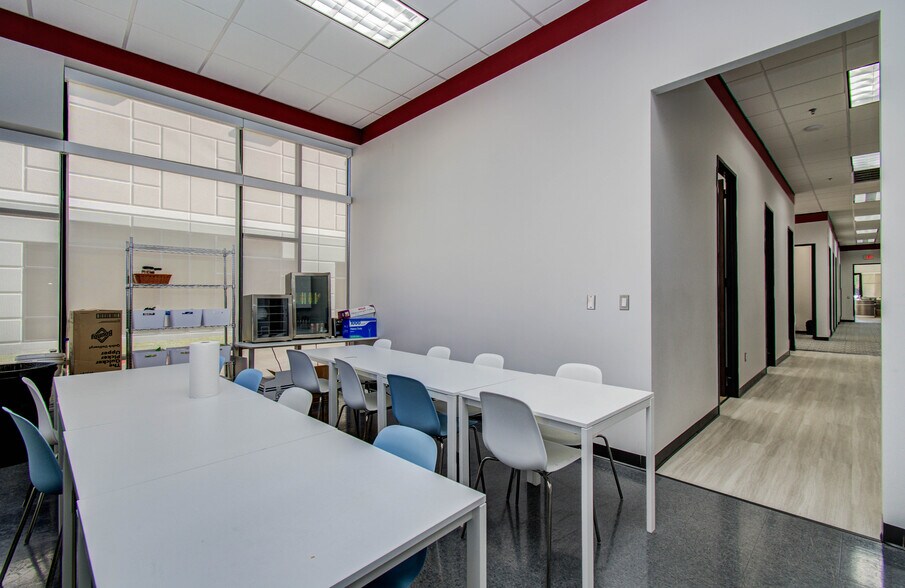 More Photos Of 9330 Kirby Dr, Houston Research And Development For Lease