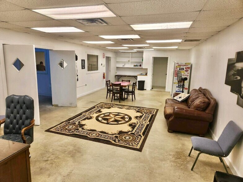 More Photos Of 5424 W Oak St, Palestine Showroom For Lease