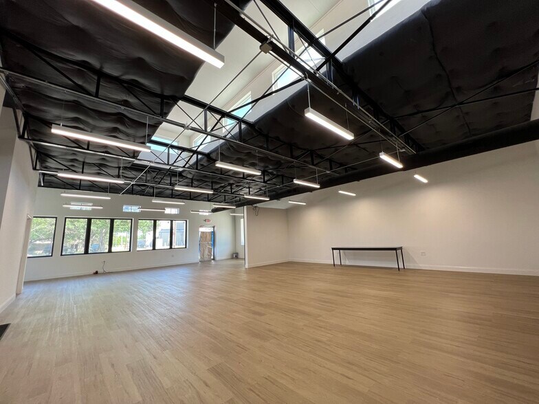 More Photos Of 420 S Bell Ave, Denton Freestanding For Lease