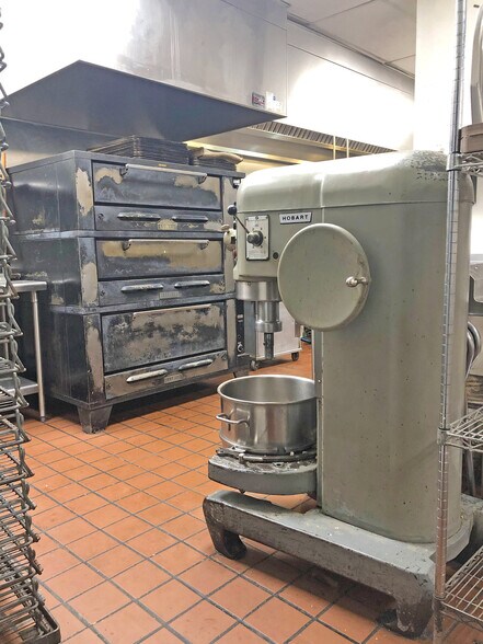 More Photos Of 5512-5530 Van Nuys Blvd, Sherman Oaks Restaurant For Lease