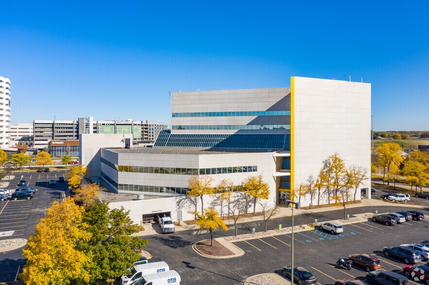 More Photos Of 801 W Big Beaver Rd, Troy Coworking Space