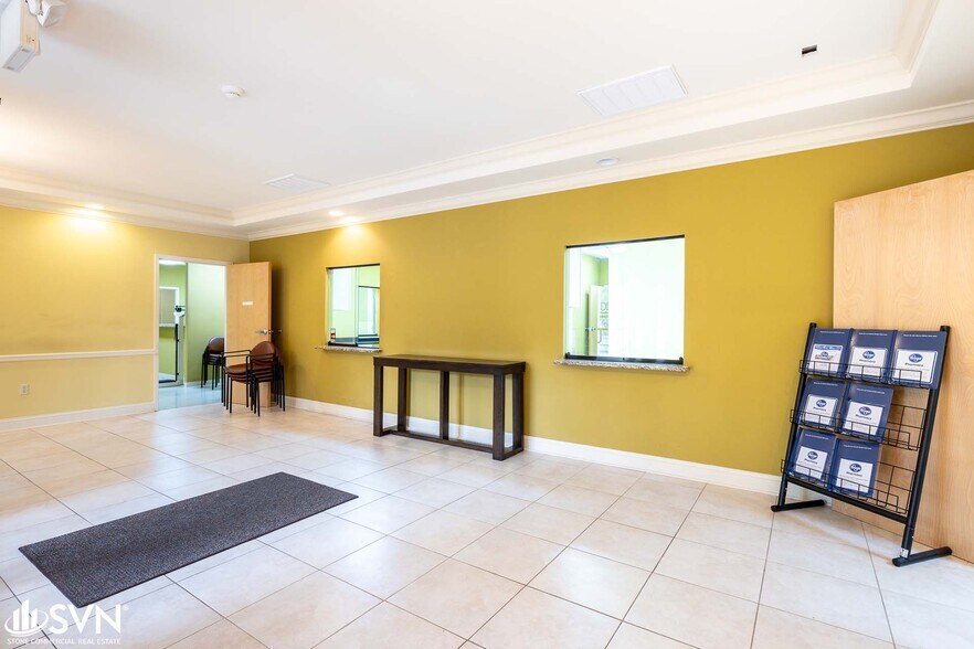 More Photos Of 1360 W 5th St, London Medical For Lease