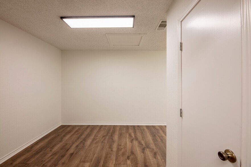 More Photos Of 1005 N Elm St, Denton Office For Lease