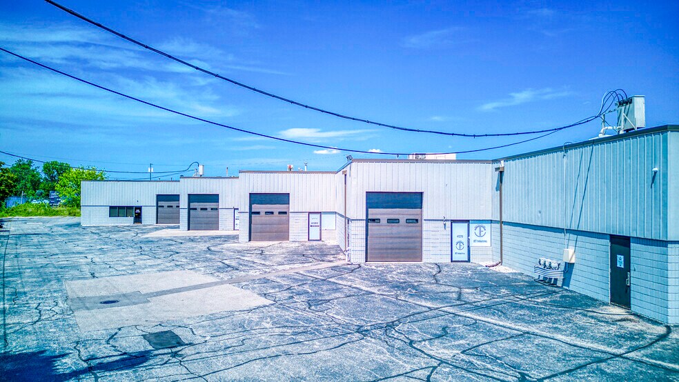 More Photos Of 41170-41300 Joy Rd, Plymouth Warehouse For Lease