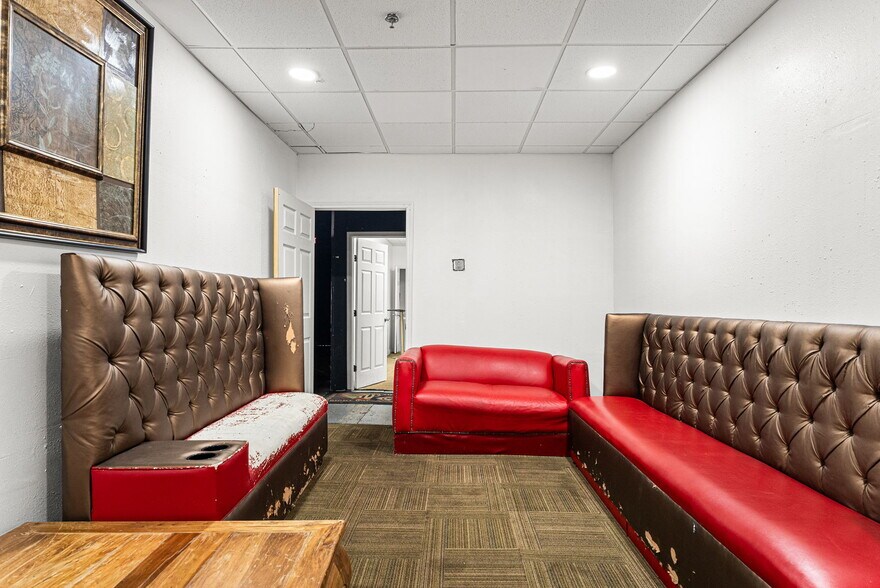 More Photos Of 13087 Hwy 271 N, Tyler Bar For Sale