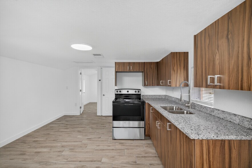 More Photos Of 2710 53rd Ave N, Saint Petersburg Multifamily For Sale