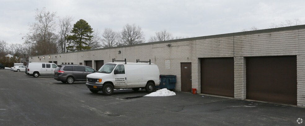More Photos Of 517 Acorn St, Deer Park Manufacturing For Lease