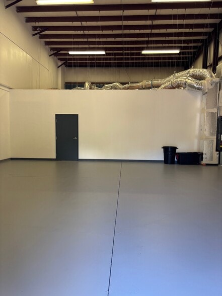 More Photos Of 3930-3950 Saint Johns Pky, Sanford Flex For Lease