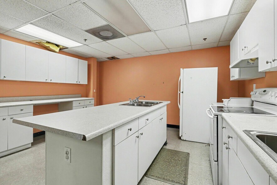 More Photos Of 1445 Cleveland Ave, East Point Showroom For Sale