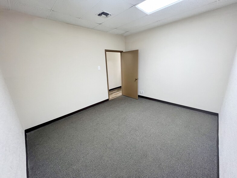 More Photos Of 2435-2441 Boardwalk St, San Antonio Showroom For Lease