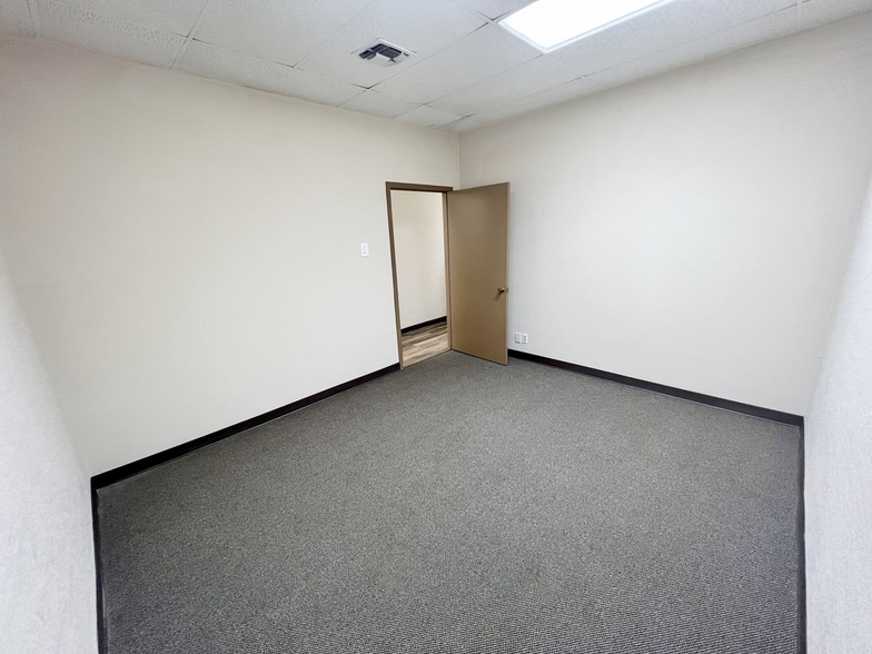 More Photos Of 2435-2441 Boardwalk St, San Antonio Showroom For Lease