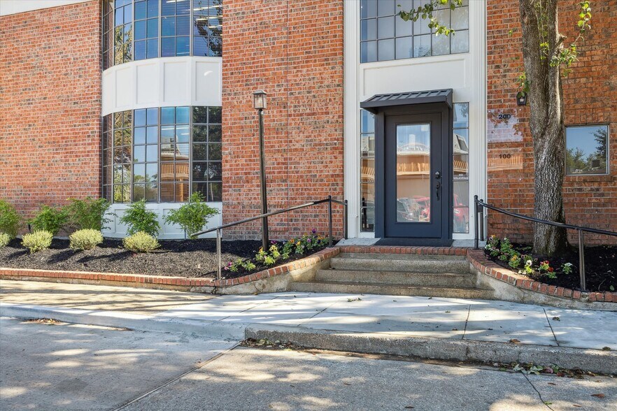 More Photos Of 16815 Royal Crest Dr, Houston Loft Creative Space For Lease