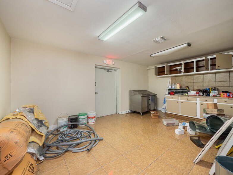 More Photos Of 318 W Byrd Blvd, Universal City Office For Sale