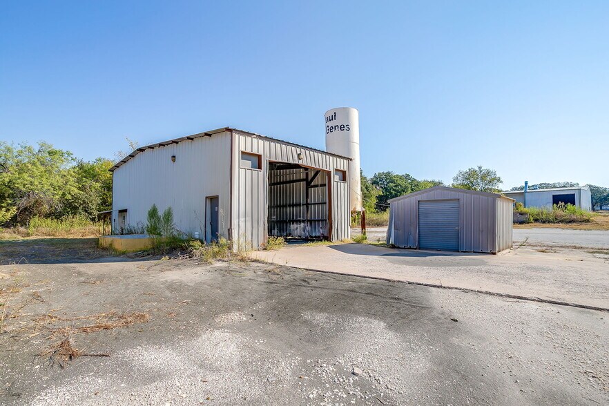 More Photos Of 3545 N Main St, Cleburne Industrial For Lease