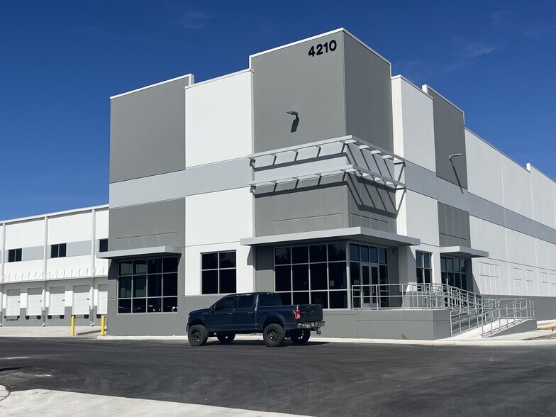 More Photos Of 4210 S Pipkin Rd, Lakeland Distribution For Lease