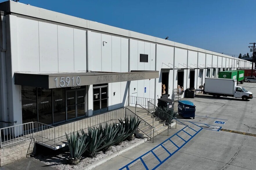 More Photos Of 15910-15912 Valley View Ave, La Mirada Warehouse For Lease