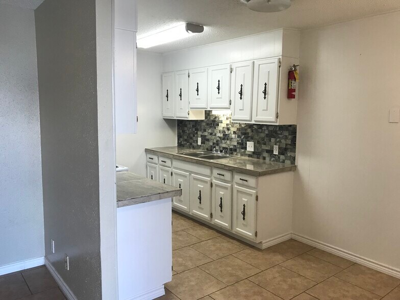 More Photos Of 1400 N Saint Marys St, Beeville Apartments For Sale