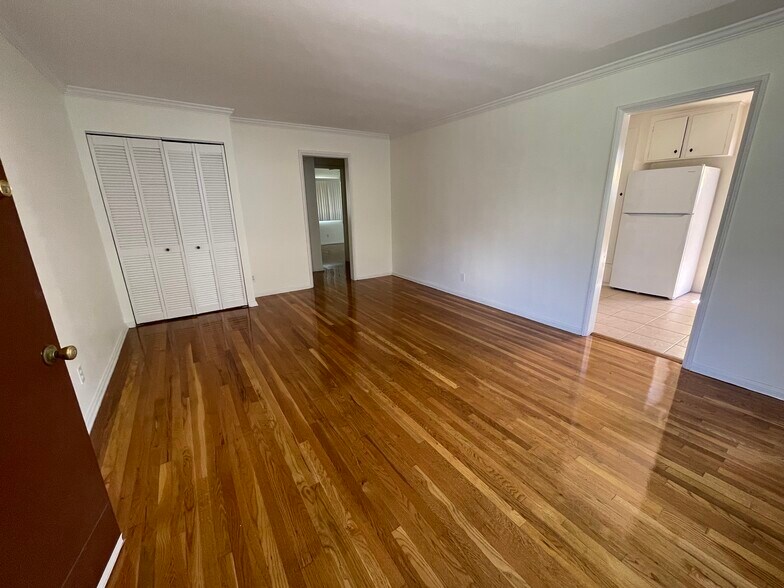 More Photos Of 14330 Albers St, Sherman Oaks Apartments For Sale