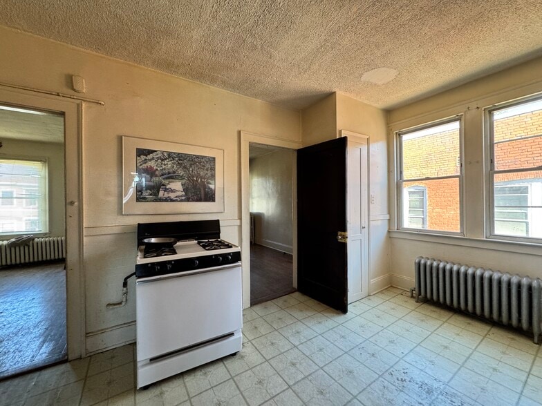 More Photos Of 102 Rowe Ave, Hartford Apartments For Sale