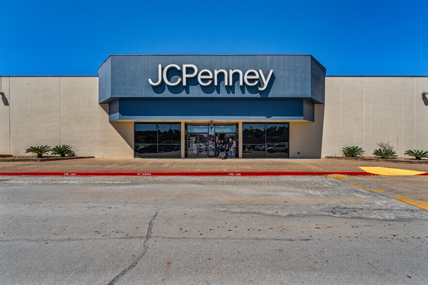 More Photos Of 4600 S Medford Dr, Lufkin Department Store For Sale